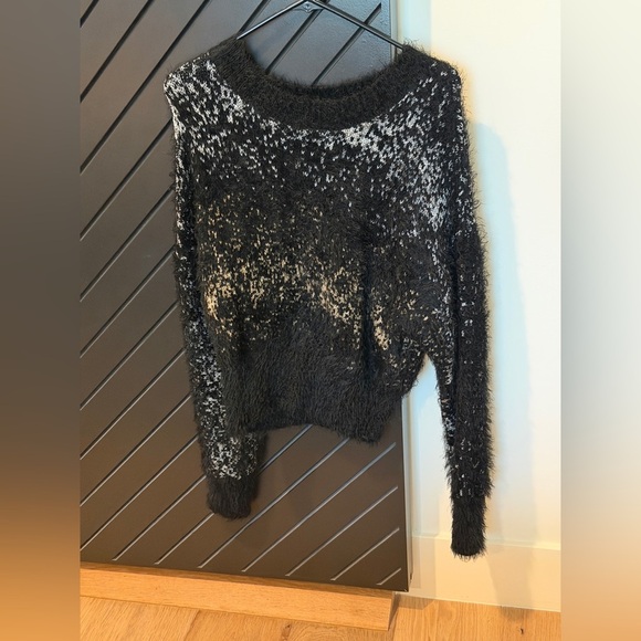 House of Harlow shimmer sweater w metallic threads. Size XS. Excellent condition - Picture 4 of 6